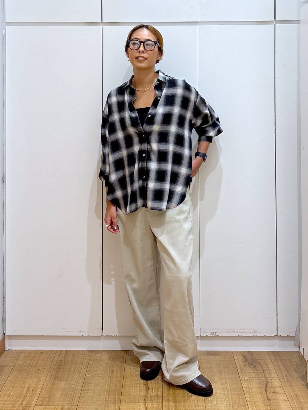 ブラウン系のローファー、ブラック系のキャミソール、ブラック系のシャツ/ブラウスを着用したレディースの秋コーディネートの5枚目の写真