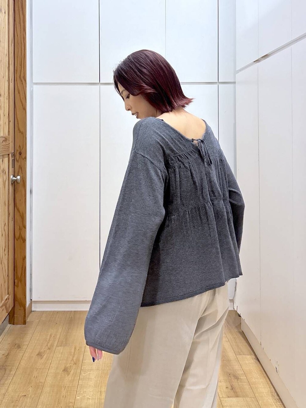 ブラック系のローファー、ベージュ系のスラックス、グレー系のカーディガン/ボレロを着用したレディースの春コーディネートの6枚目の写真