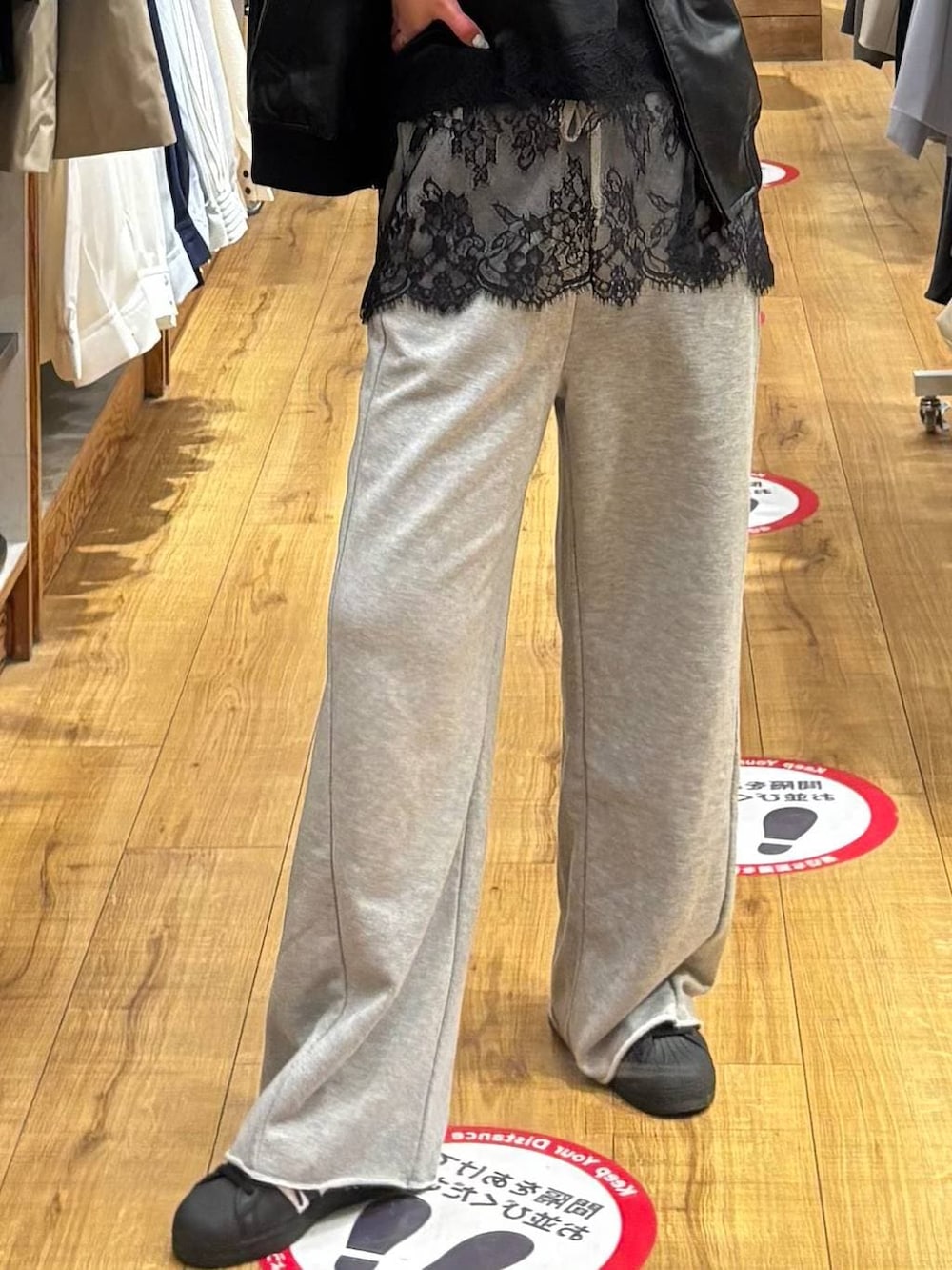 ブラック系のブルゾン、ブラック系のスウェットパンツ、ブラック系のキャミソールを着用したレディースの春コーディネートの5枚目の写真