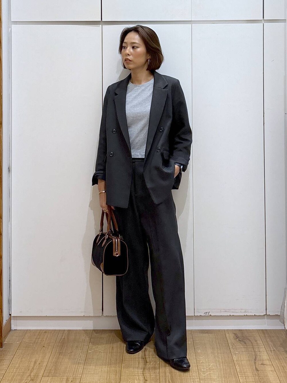 ブラック系のローファー、グレー系のその他パンツ、グレー系のテーラードジャケットを着用したレディースの秋コーディネートの4枚目の写真