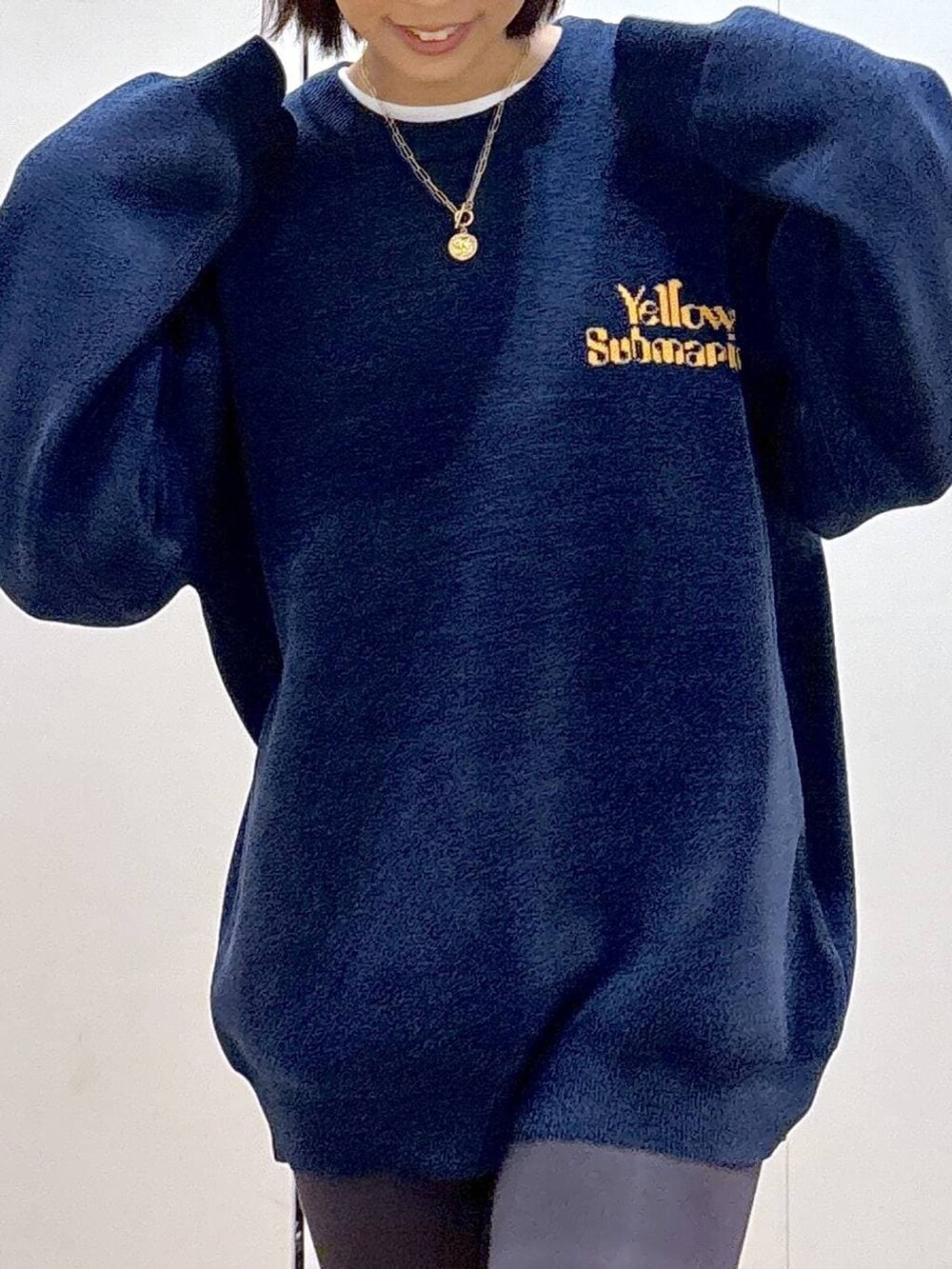 ブラック系のショルダーバッグ、ベージュ系のブルゾン、ホワイト系のTシャツ/カットソーを着用したレディースの冬コーディネートの8枚目の写真