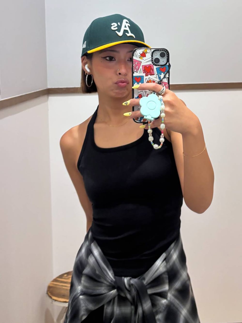ブラック系のその他パンツを着用したレディースの夏コーディネートの4枚目の写真