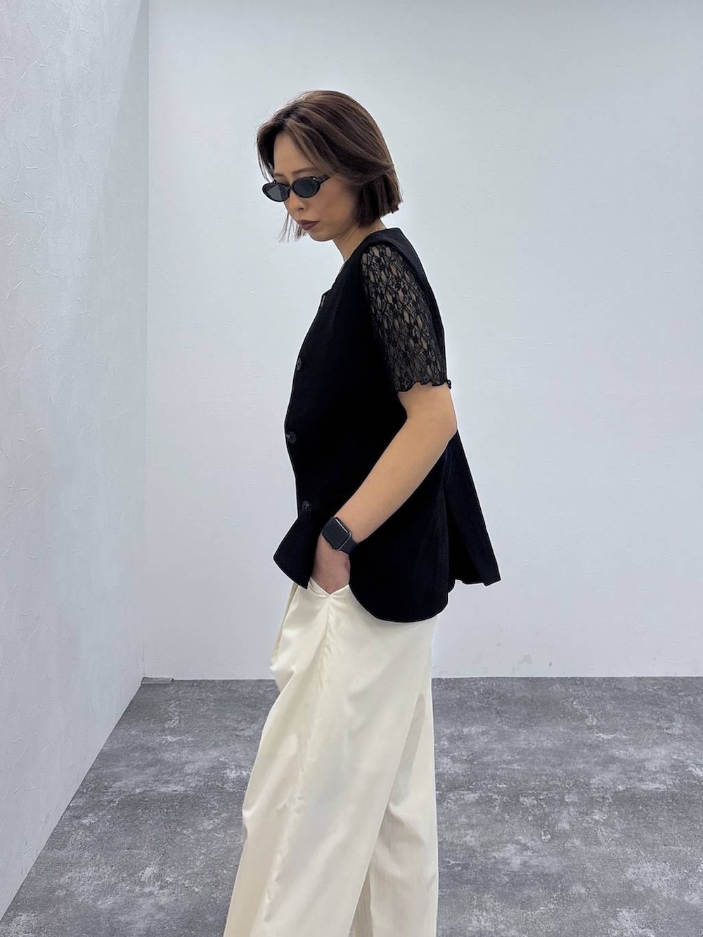 ブラック系のローファー、ブラック系のTシャツ/カットソー、ゴールド系のネックレスを着用したレディースの春コーディネートの7枚目の写真