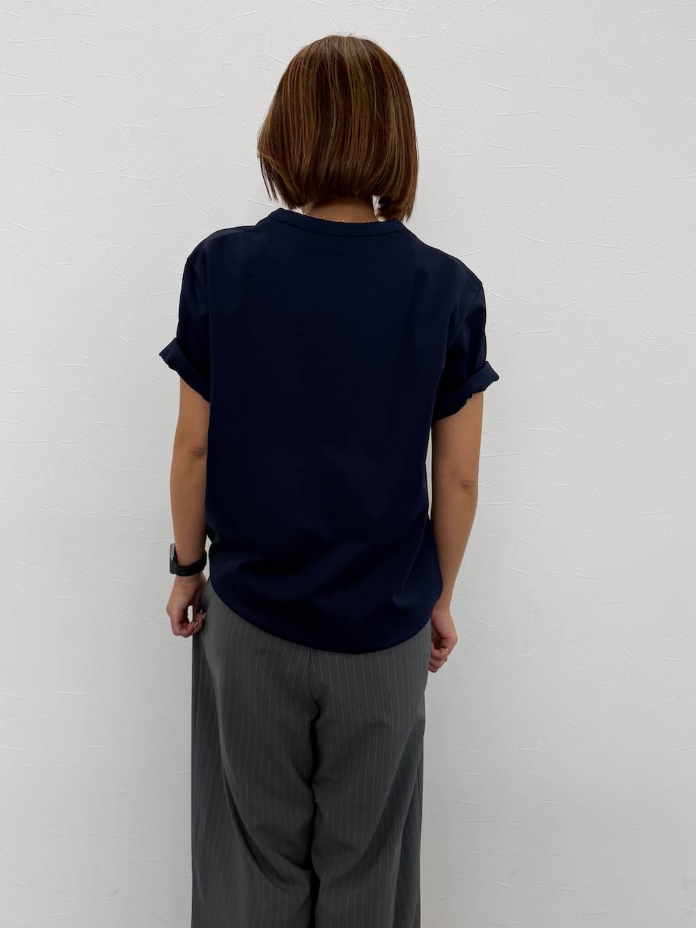 グレー系のその他パンツ、ブルー系のTシャツ/カットソーを着用したレディースの春コーディネートの6枚目の写真
