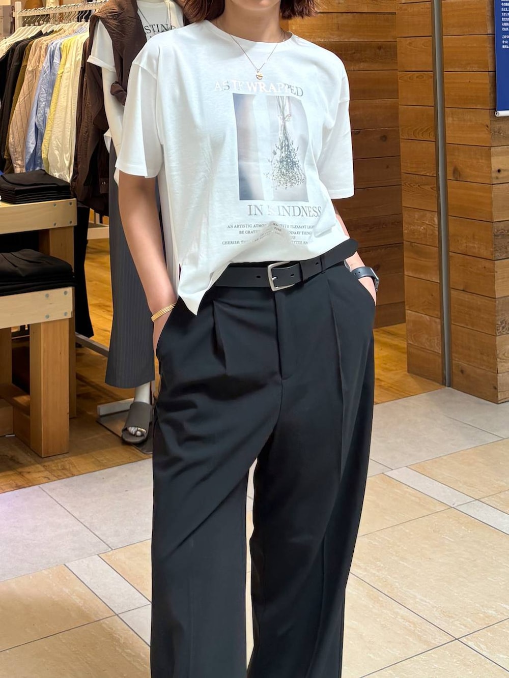 ブラック系のローファー、ブラック系のその他パンツ、ホワイト系のTシャツ/カットソーを着用したレディースの春コーディネートの5枚目の写真