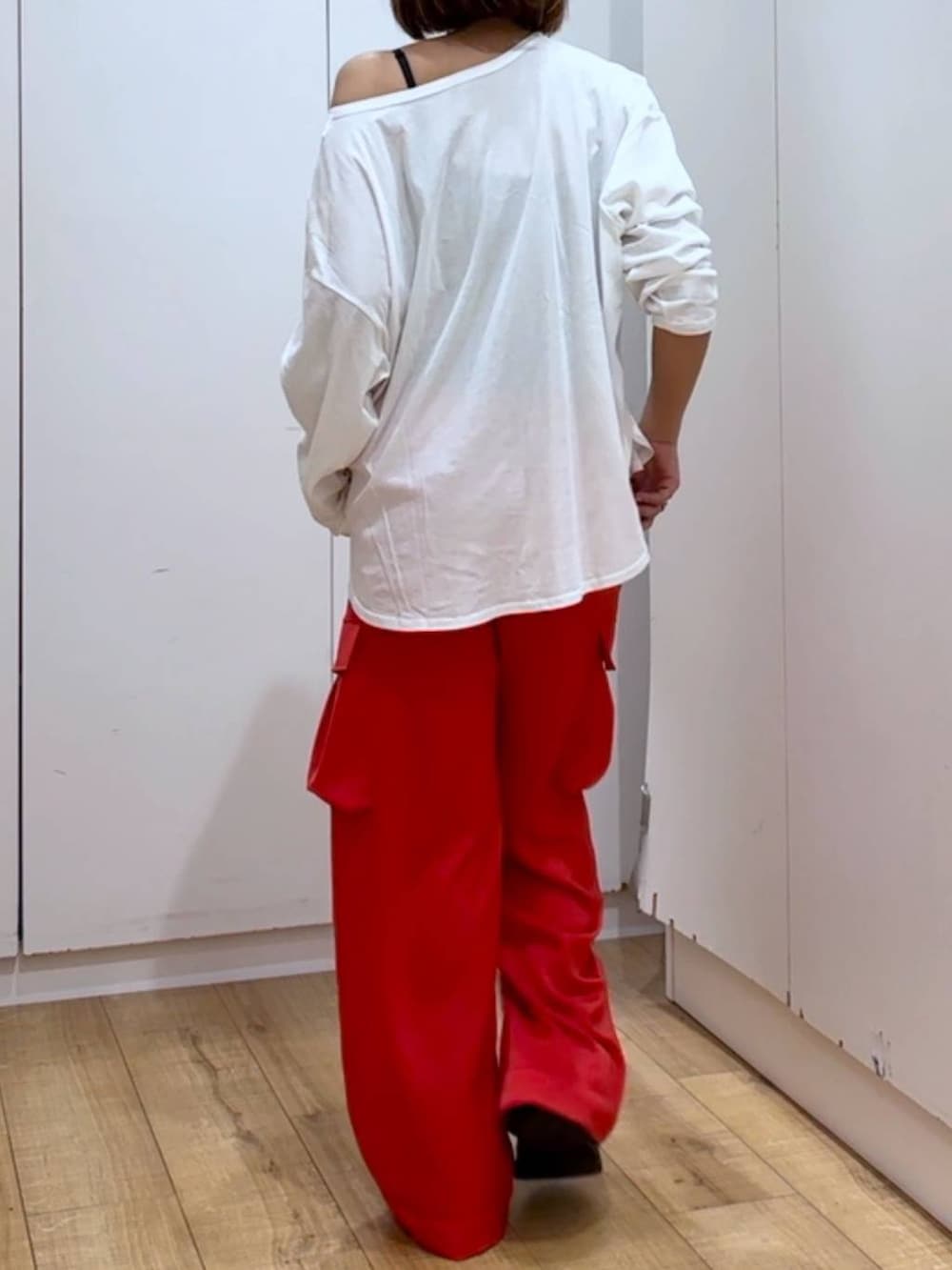 ブラック系のキャミソール、ホワイト系のTシャツ/カットソー、レッド系のその他パンツを着用したレディースの春コーディネートの3枚目の写真