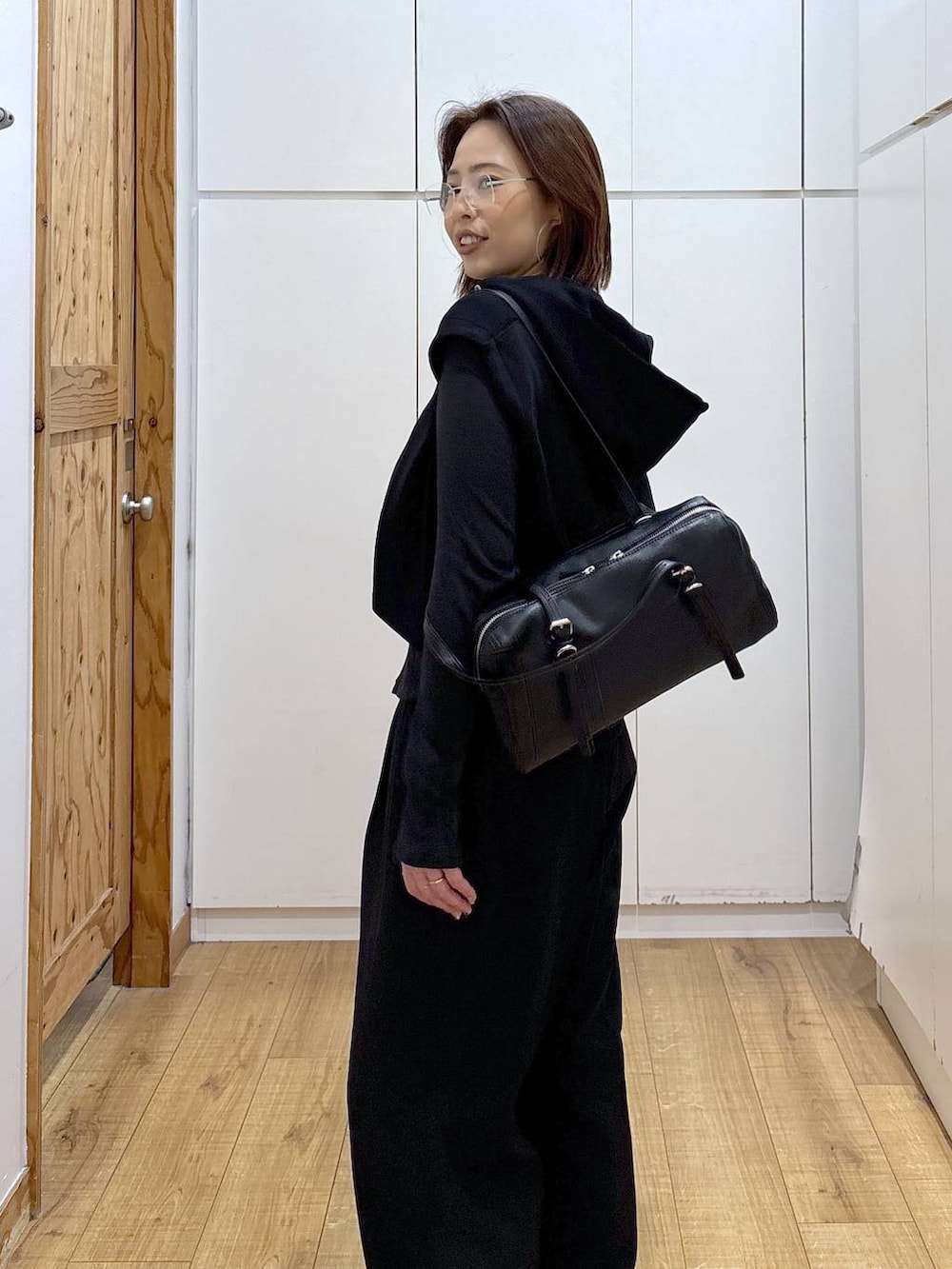 ブラック系のTシャツ/カットソー、ブラック系のその他パンツ、ブラック系のベストを着用したレディースの春コーディネートの5枚目の写真