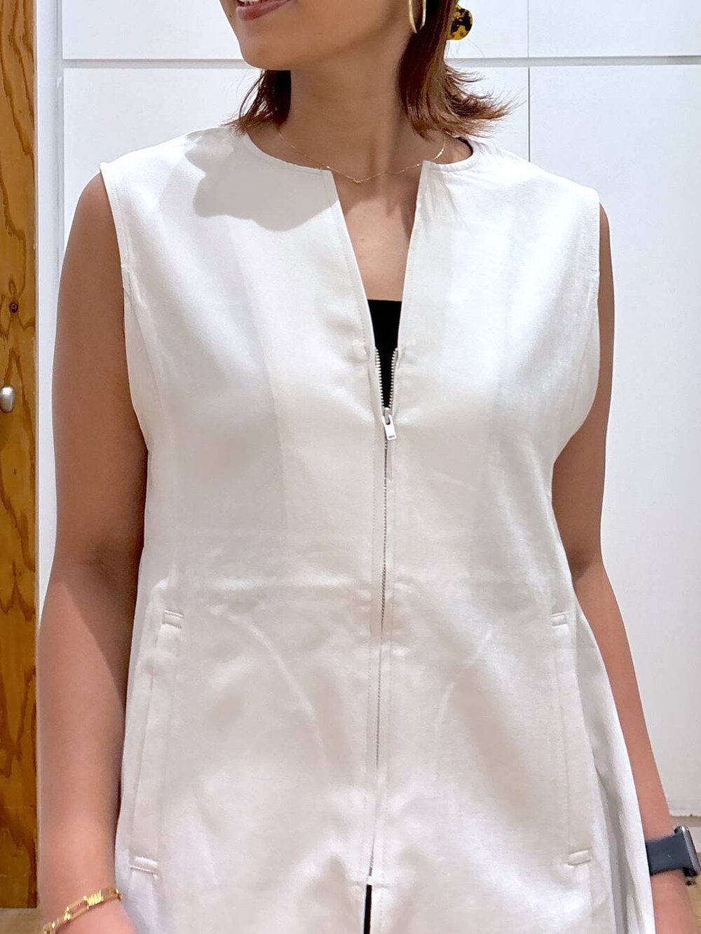 ブルー系のデニムパンツ、ホワイト系のショルダーバッグ、ブラック系のキャミソールを着用したレディースの夏コーディネートの9枚目の写真