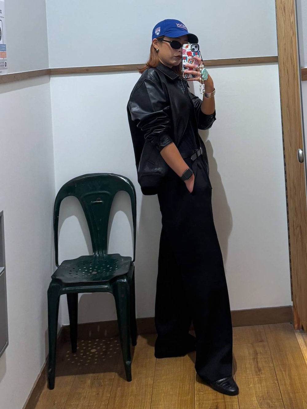 ブラック系のローファー、ブラック系のブルゾン、ブラック系のその他パンツを着用したレディースの秋コーディネートの3枚目の写真