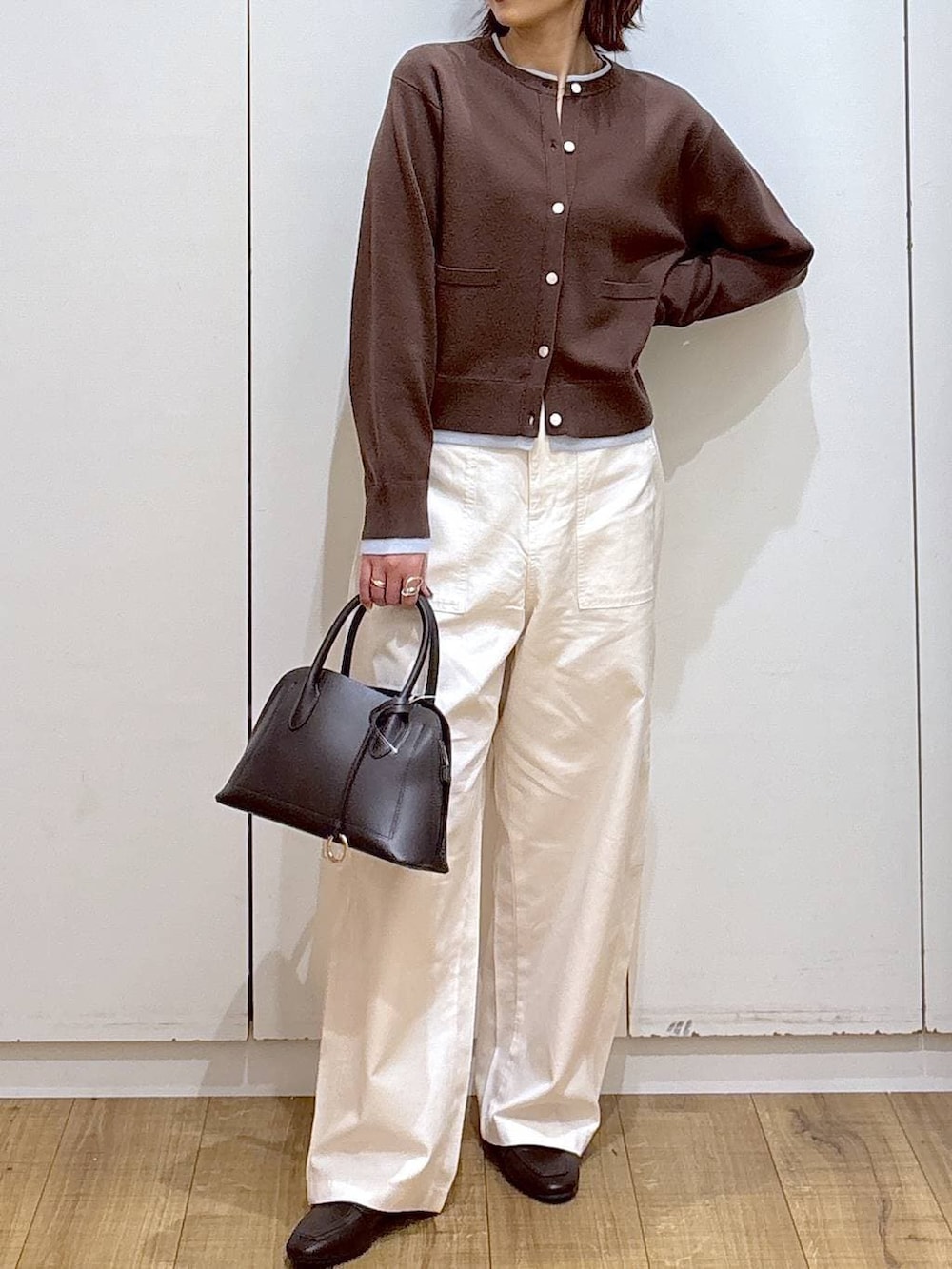 ブラウン系のローファー、ブラウン系のショルダーバッグ、ブラウン系のカーディガン/ボレロを着用したレディースの春コーディネートの4枚目の写真