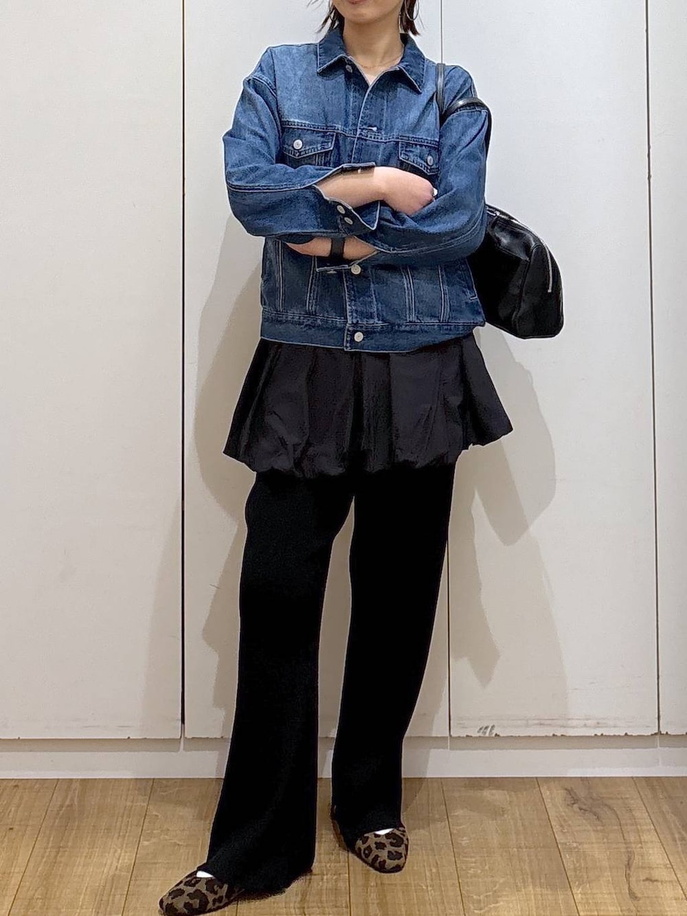 その他のパンプス、ブルー系のデニムジャケット、ブラック系のその他パンツを着用したレディースの春コーディネートの2枚目の写真