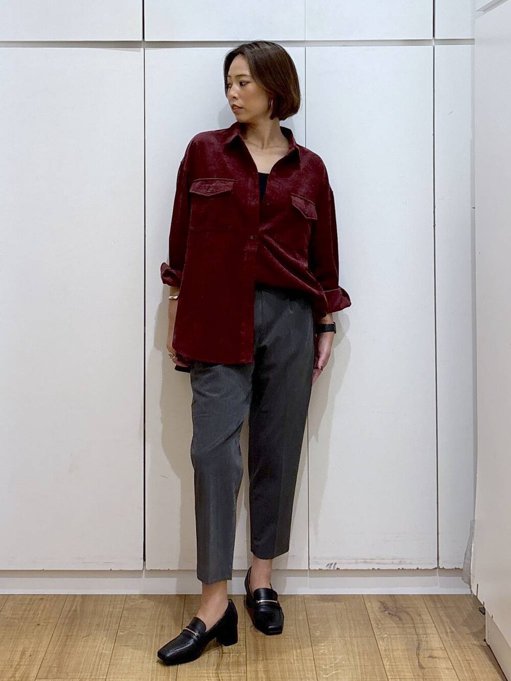 ブラック系のローファー、レッド系のシャツ/ブラウス、グレー系のその他パンツを着用したレディースの秋コーディネートの2枚目の写真