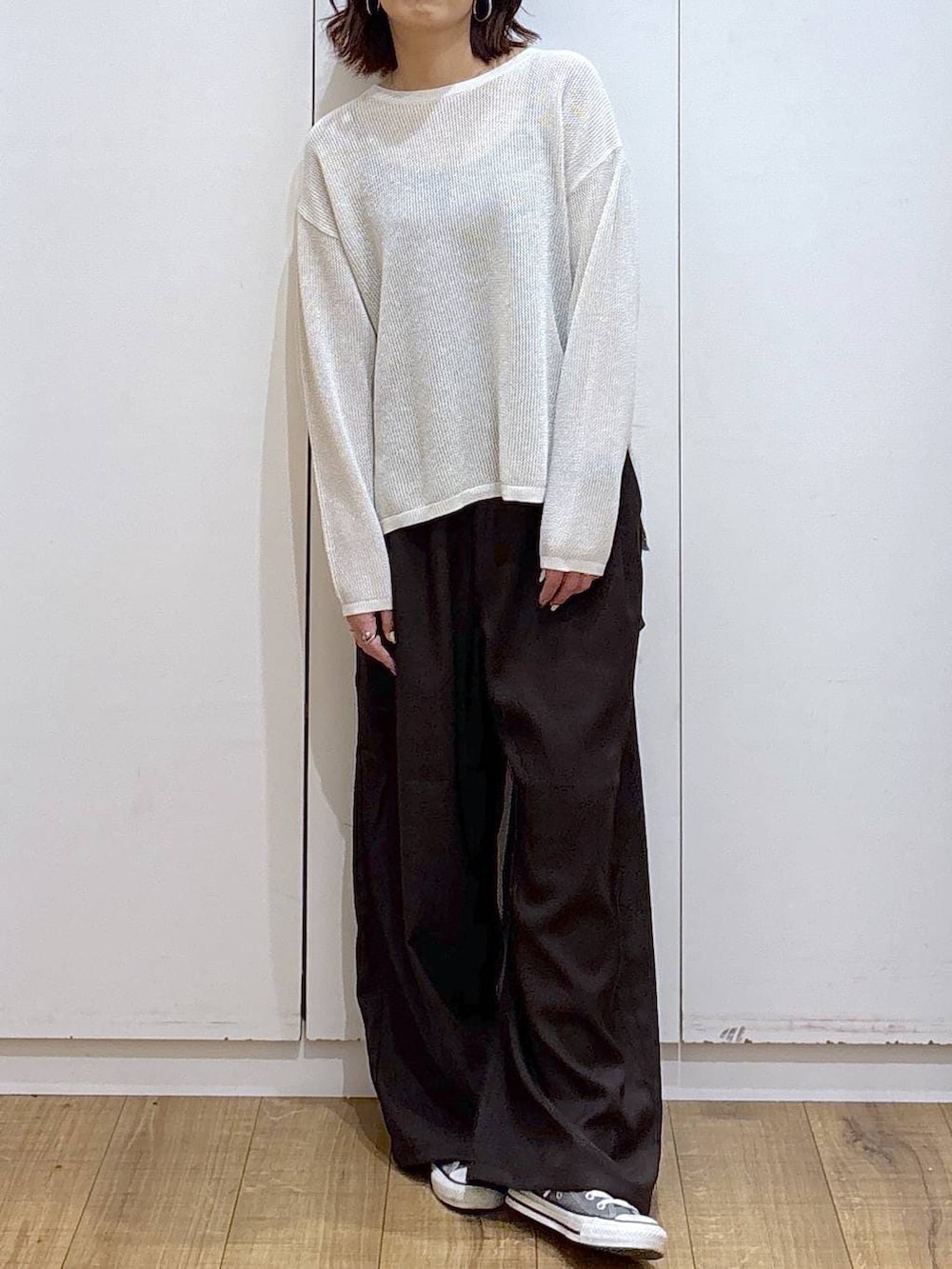 ブラック系のキャミソール、ブラウン系のその他パンツ、ホワイト系のニット/セーターを着用したレディースの春コーディネートの2枚目の写真