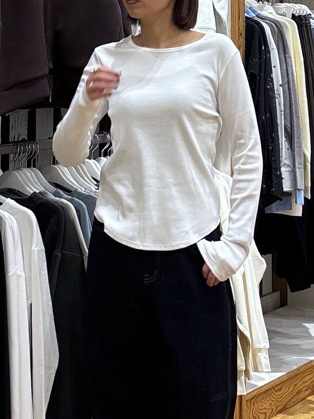 ブルー系のデニムパンツ、グレー系のカーディガン/ボレロを着用したレディースの冬コーディネートの8枚目の写真