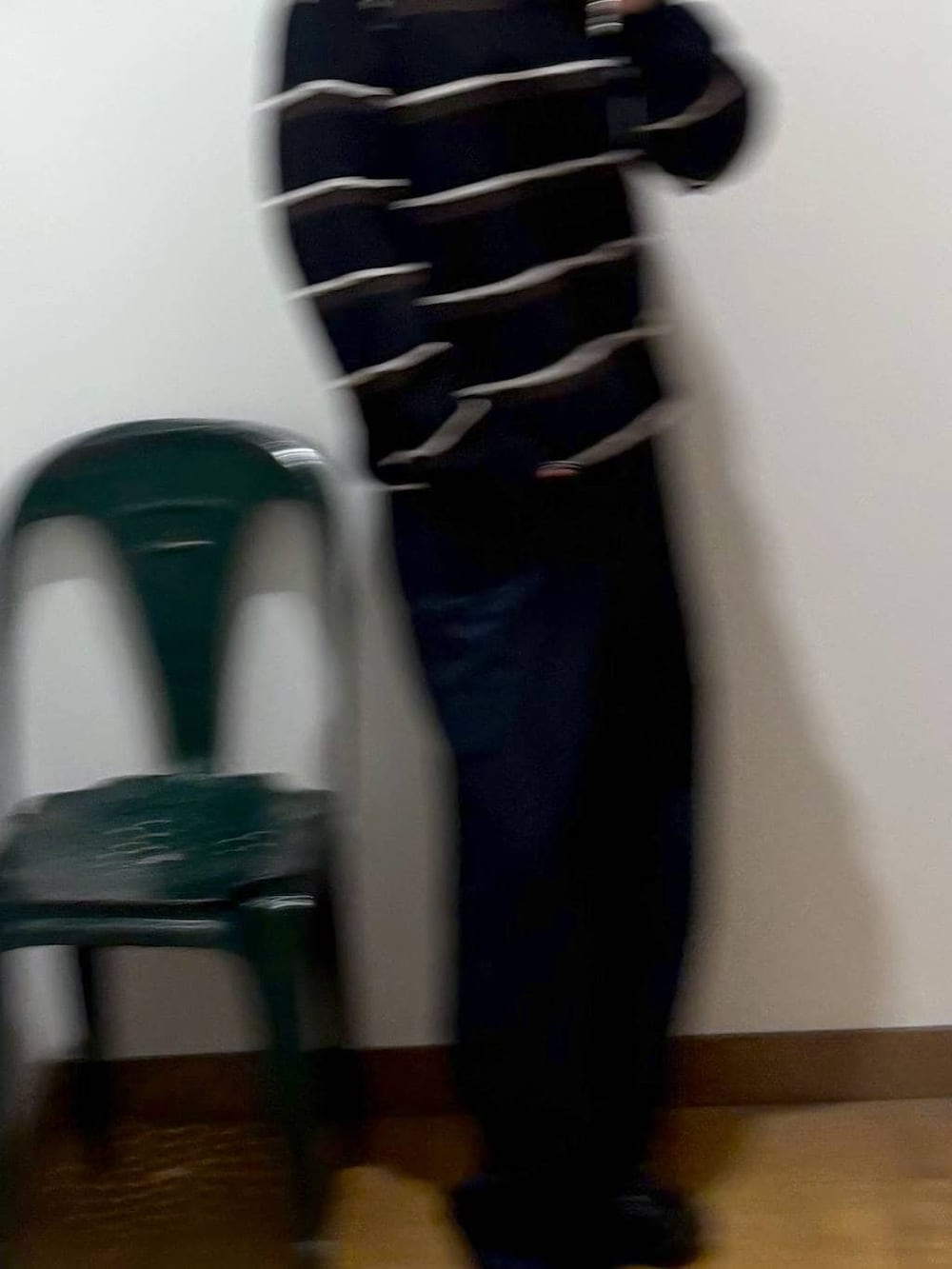 ブラック系のデニムパンツを着用したレディースの冬コーディネートの6枚目の写真