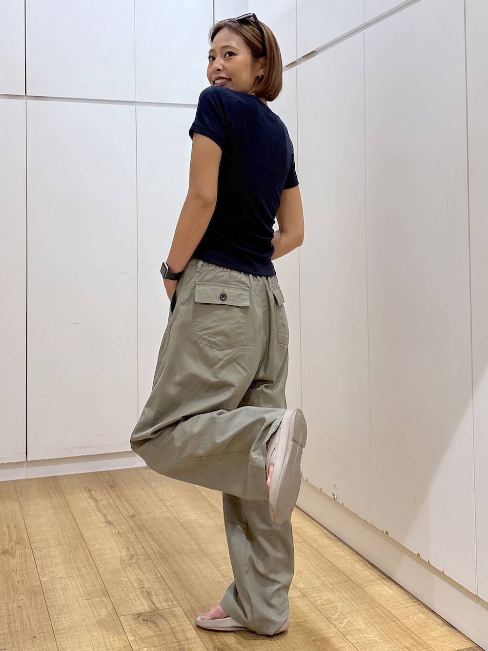 グリーン系のその他パンツ、ベージュ系のサンダルを着用したレディースの夏コーディネートの2枚目の写真