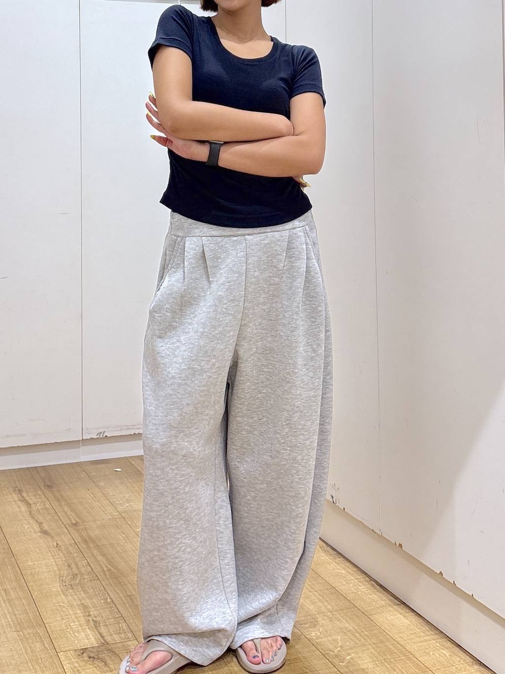 グレー系のその他パンツ、ベージュ系のサンダルを着用したレディースの夏コーディネートの3枚目の写真