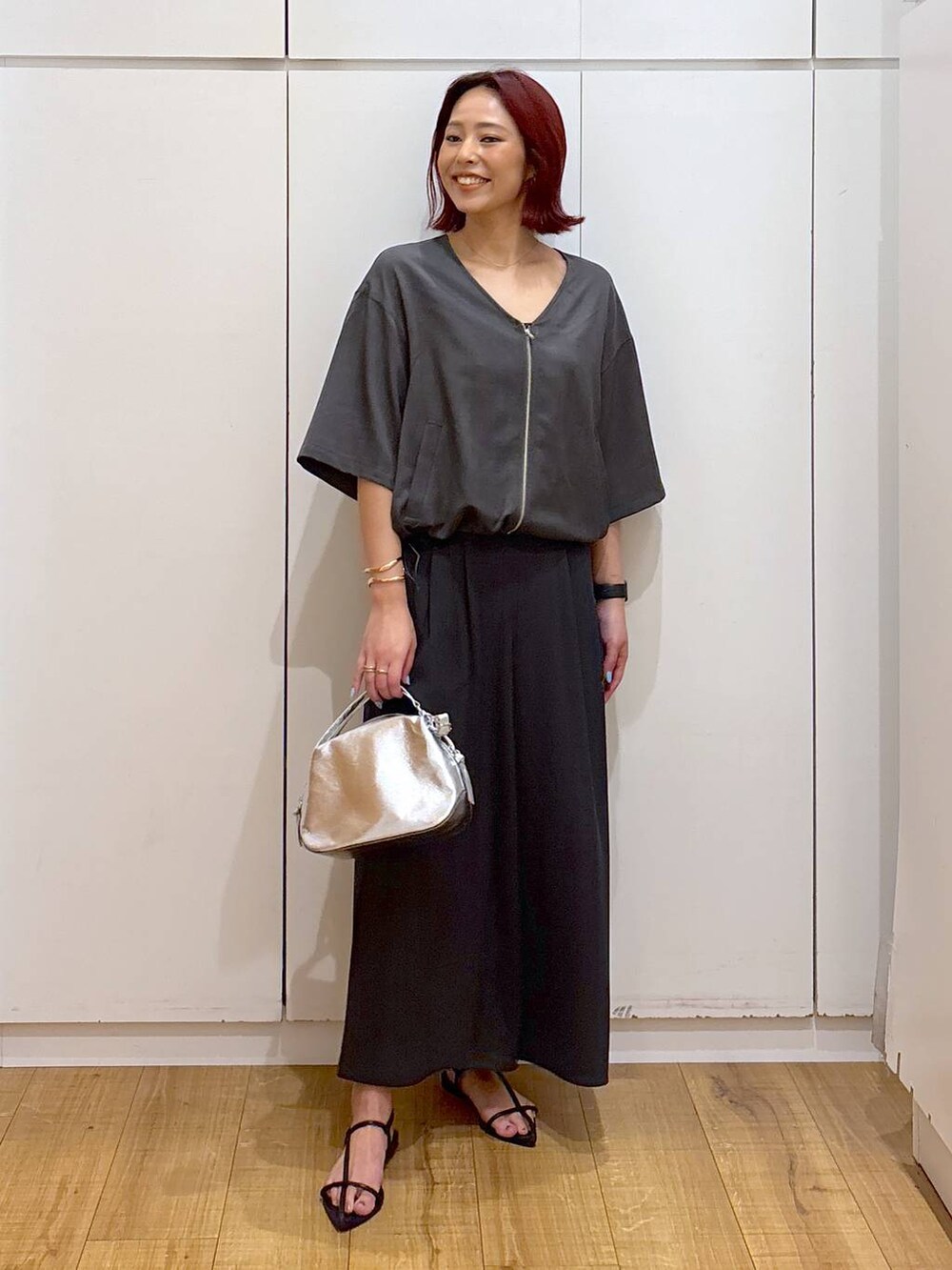 「体型カバー、高見え、高身長、ママコーデ、骨格ストレート、GLOBAL WORK、着痩せ・細見え」｜「GLOBAL WORKのスペ軽お財布ショルダー/132336（ショルダーバッグ、シルバー系）」を使った、ココさん（レディース・165cm）の春コーディネートの2枚目の写真