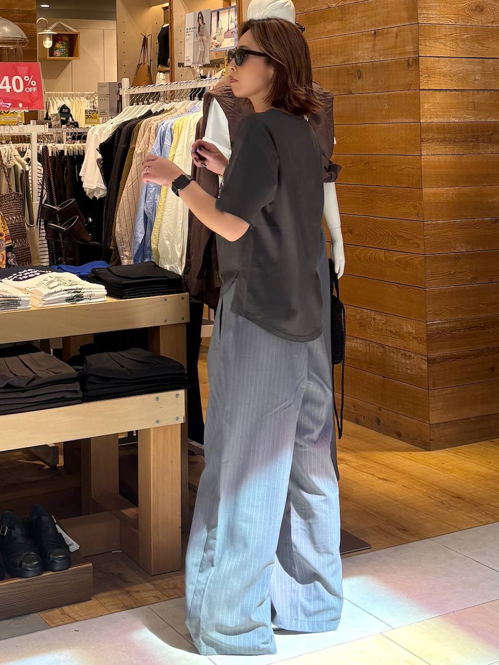 シルバー系のパンプス、グレー系のその他パンツ、グレー系のTシャツ/カットソーを着用したレディースの春コーディネートの5枚目の写真