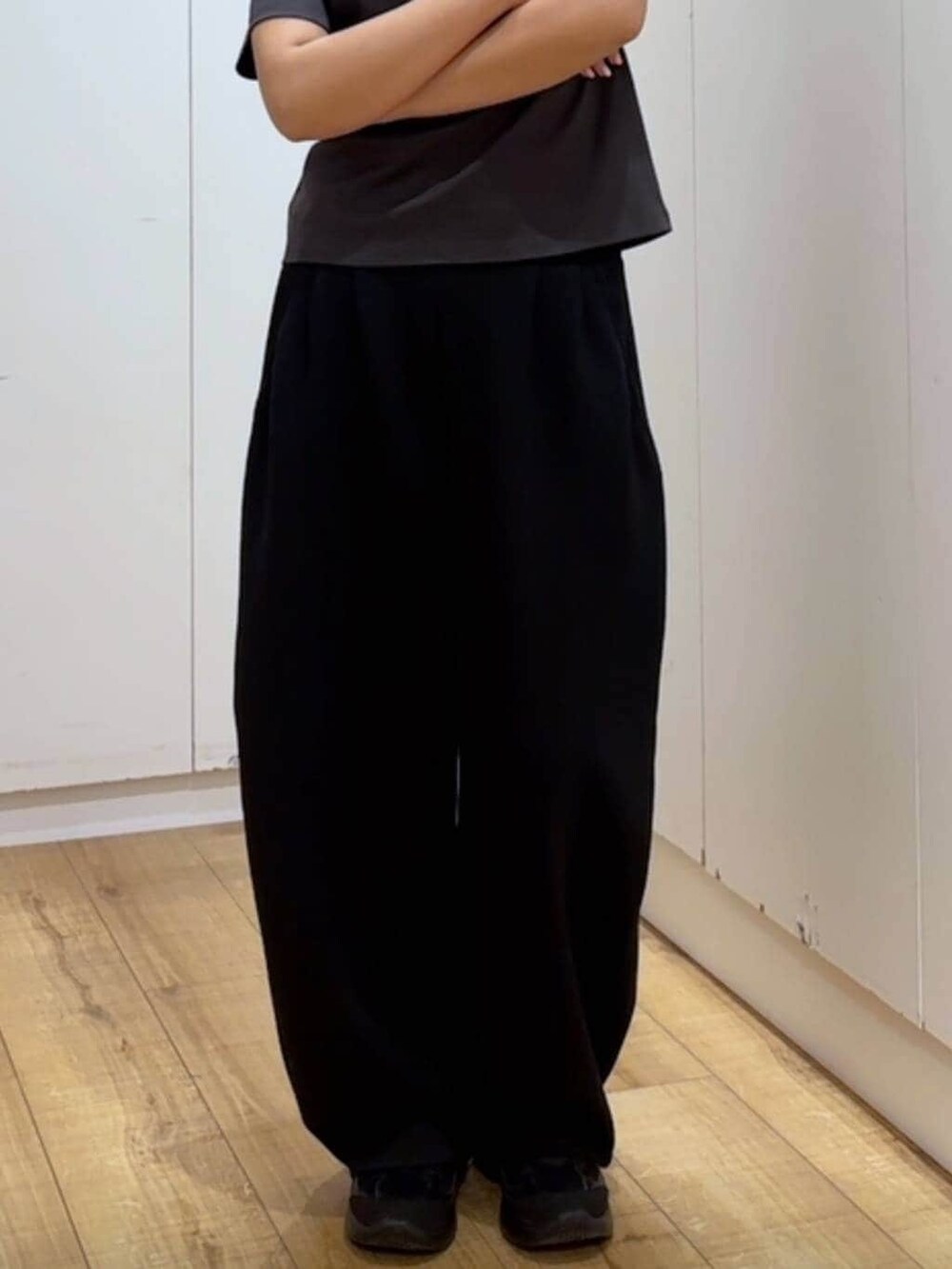 グレー系のTシャツ/カットソー、ブラック系のその他パンツを着用したレディースの春コーディネートの3枚目の写真