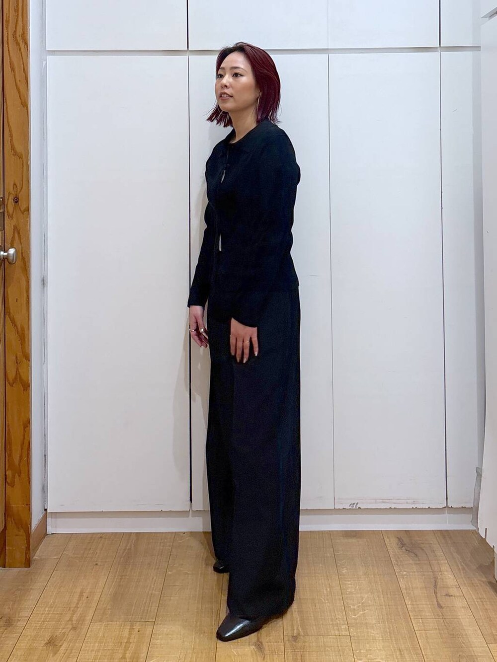ブラック系のその他パンツ、ブラック系のカーディガン/ボレロ、ブラック系のパンプスを着用したレディースの春コーディネートの2枚目の写真