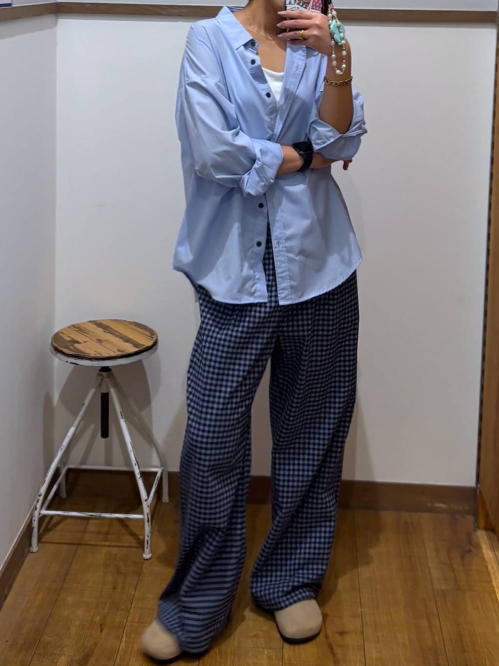 ブルー系のシャツ/ブラウス、ホワイト系のキャミソールを着用したレディースの春コーディネートの3枚目の写真