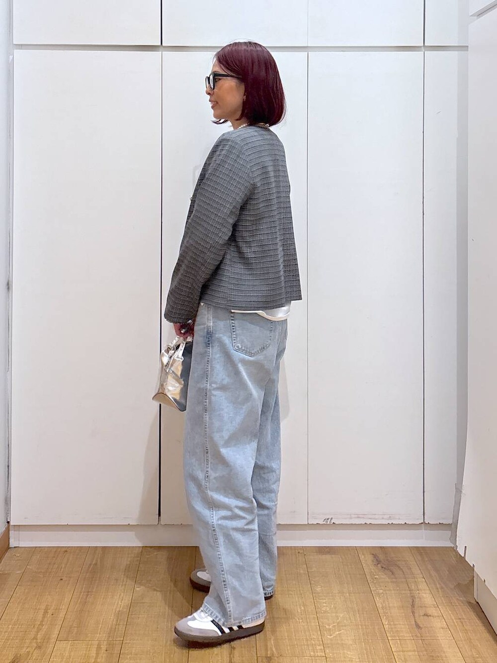 「体型カバー、高見え、高身長、ママコーデ、骨格ストレート、GLOBAL WORK、着痩せ・細見え」|「GLOBAL WORKのGOODデニムバギーパンツ/118365(デニムパンツ、ブルー系)」を使った、ココさん(レディース・165cm)の春コーディネートの3枚目の写真