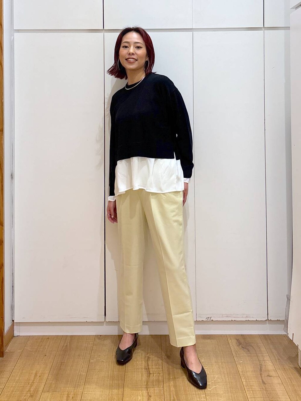 イエロー系のその他パンツ、ブラック系のボストンバッグ、ブラック系のニット/セーターを着用したレディースの春コーディネートの5枚目の写真