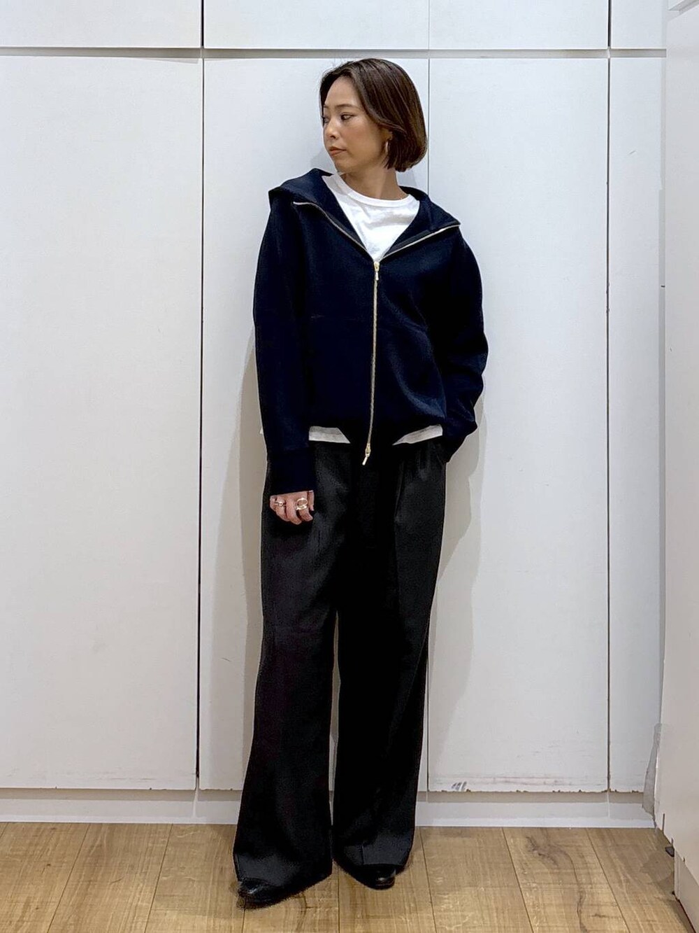 ブラック系のローファー、ブルー系のパーカー、グレー系のその他パンツを着用したレディースの秋コーディネートの4枚目の写真