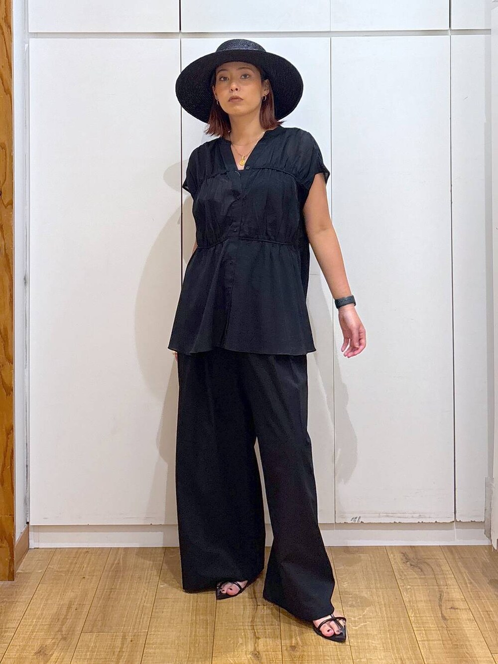 ブラック系のサンダル、ブラック系のその他パンツ、ブラック系のシャツ/ブラウスを着用したレディースの夏コーディネートの3枚目の写真