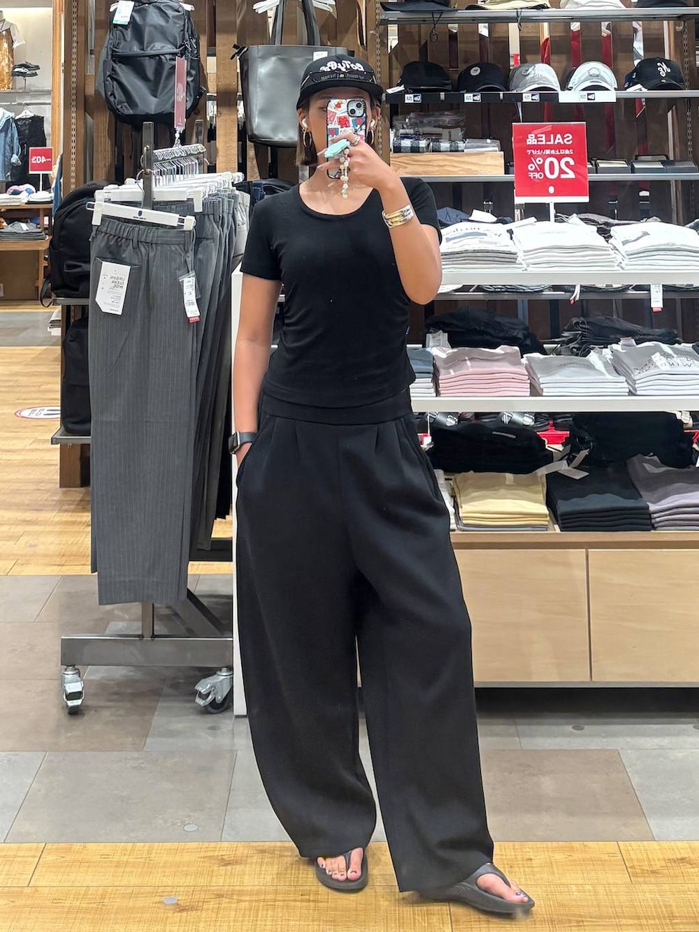 ブラック系のその他パンツ、ブラック系のサンダルを着用したレディースの夏コーディネートの2枚目の写真