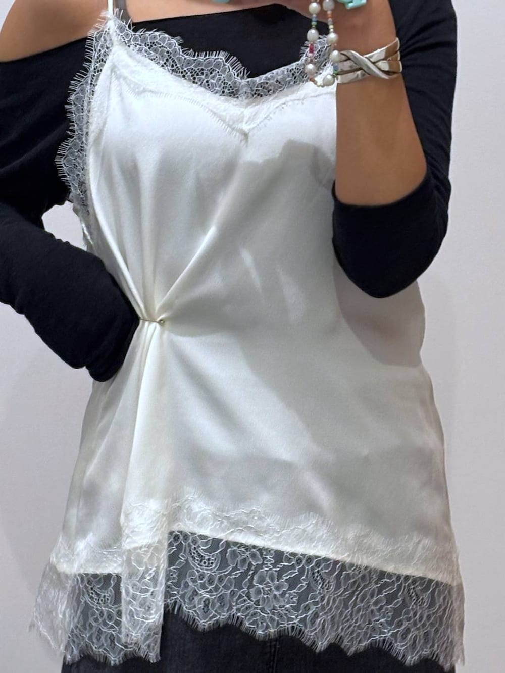 ブラック系のデニムパンツ、ホワイト系のキャミソール、ホワイト系のメガネを着用したレディースの春コーディネートの4枚目の写真