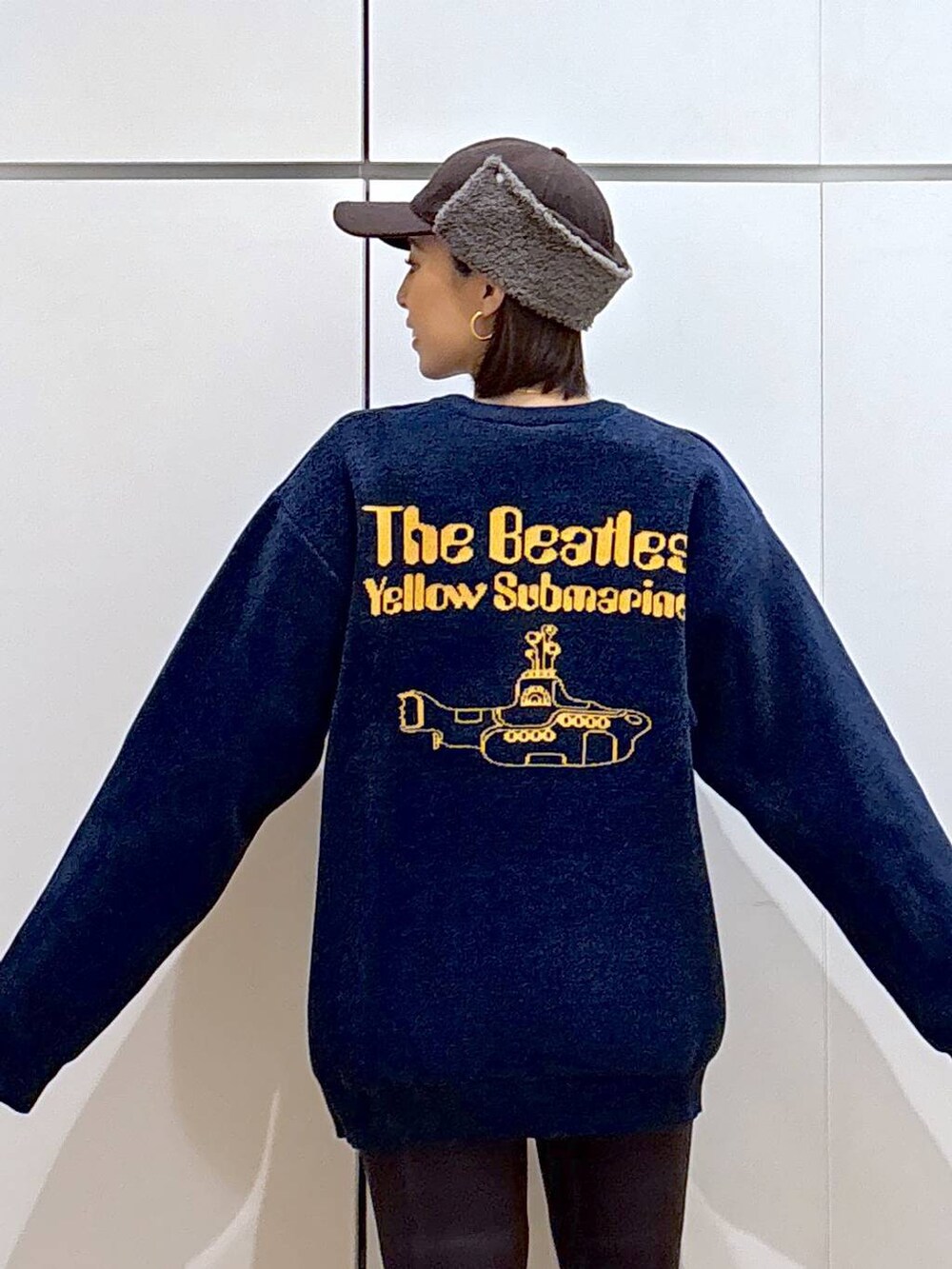 ブラック系のショルダーバッグ、ベージュ系のブルゾン、ホワイト系のTシャツ/カットソーを着用したレディースの冬コーディネートの7枚目の写真