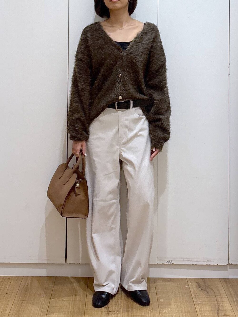 グレー系のその他パンツ、ベージュ系のショルダーバッグ、ブラウン系のカーディガン/ボレロを着用したレディースの秋コーディネートの6枚目の写真