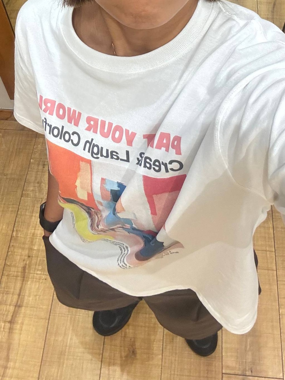 ホワイト系のTシャツ/カットソー、ブラウン系のその他パンツを着用したレディースの秋コーディネートの4枚目の写真
