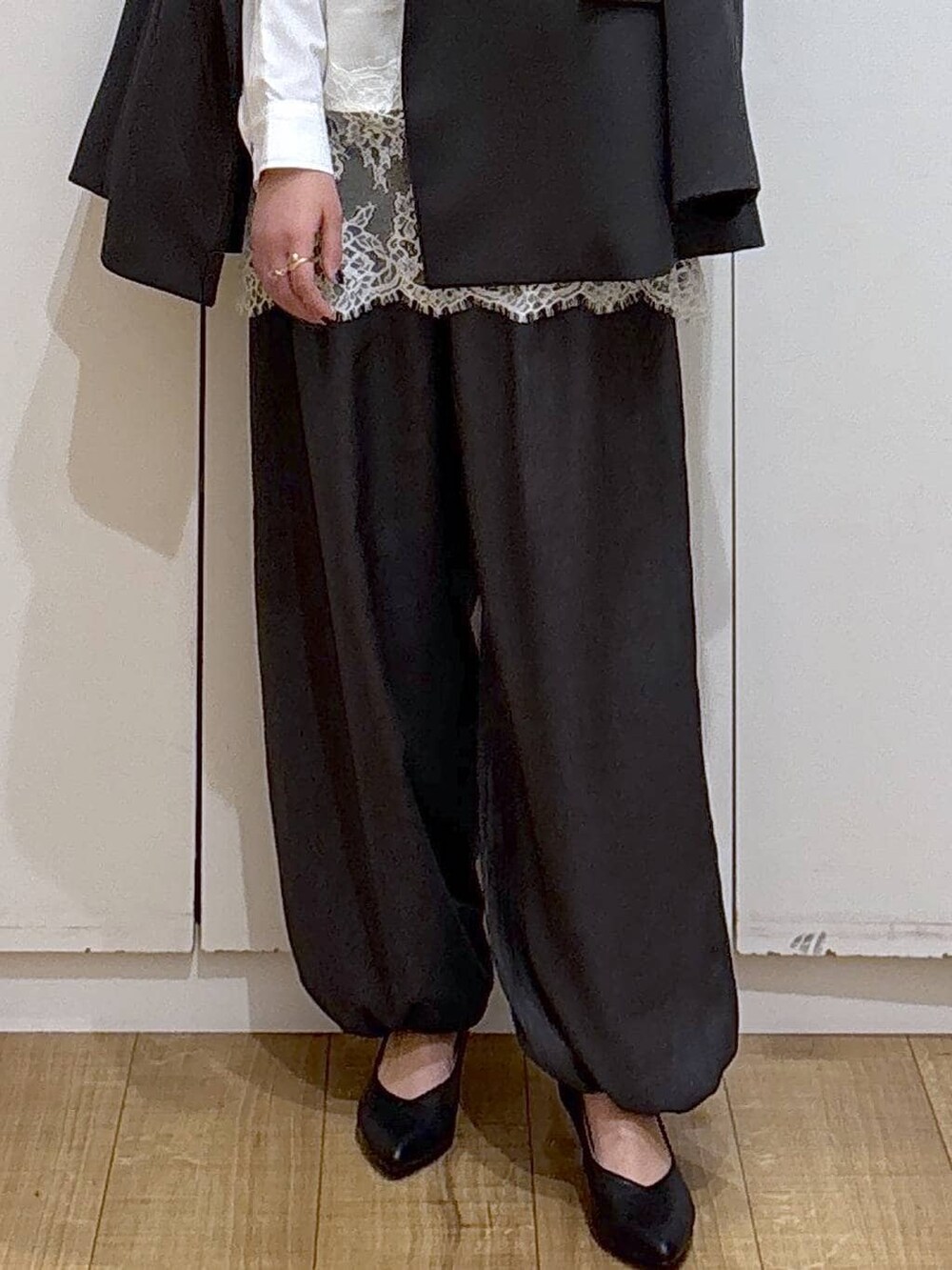 ブラック系のパンプス、ホワイト系のシャツ/ブラウス、グレー系のテーラードジャケットを着用したレディースの冬コーディネートの3枚目の写真