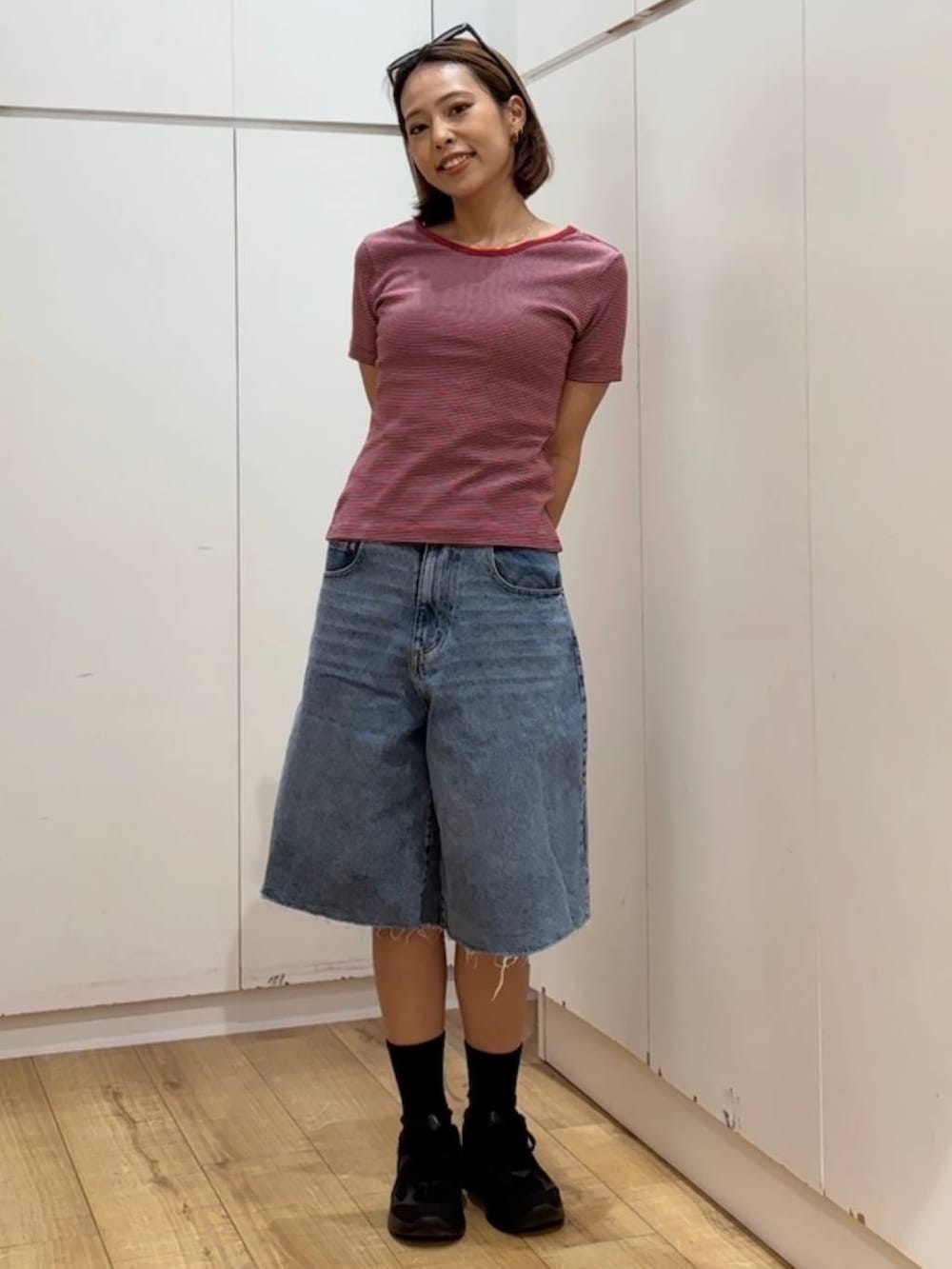 ブルー系のデニムパンツ、レッド系のTシャツ/カットソーを着用したレディースの春コーディネートの6枚目の写真