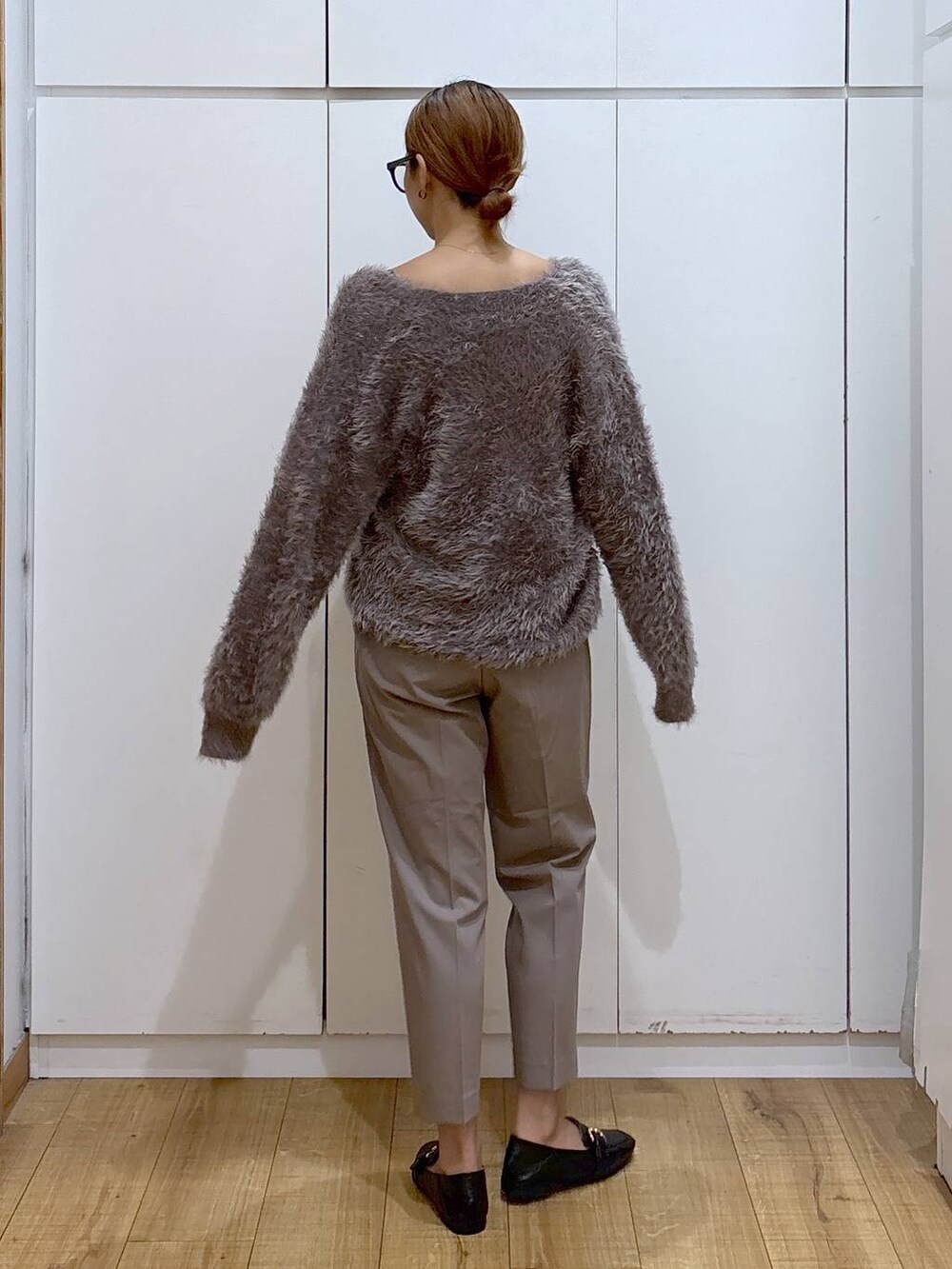 ブラック系のローファー、ブラウン系のその他パンツ、ブラウン系のワンピースを着用したレディースの秋コーディネートの4枚目の写真