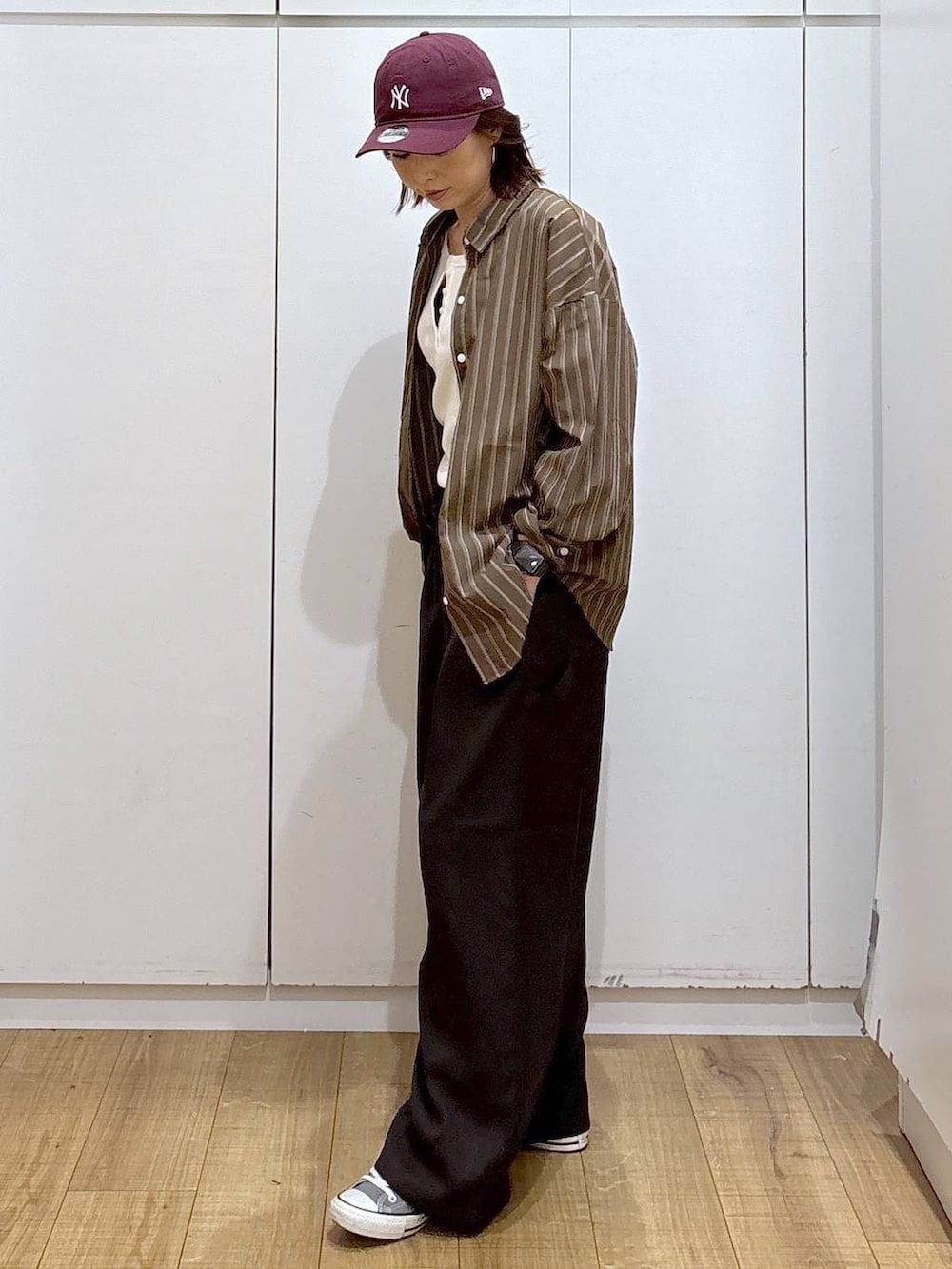 ブラウン系のシャツ/ブラウス、ブラウン系のその他パンツ、ホワイト系のタンクトップを着用したレディースの春コーディネートの4枚目の写真