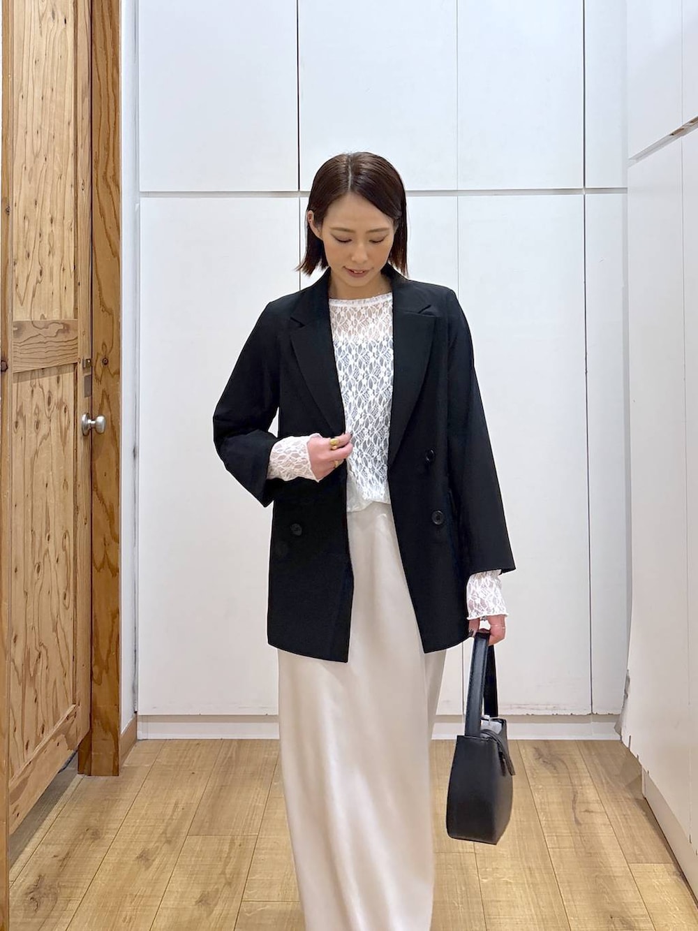 ブラック系のローファー、ホワイト系のTシャツ/カットソー、ブラック系のテーラードジャケットを着用したレディースの冬コーディネートの4枚目の写真