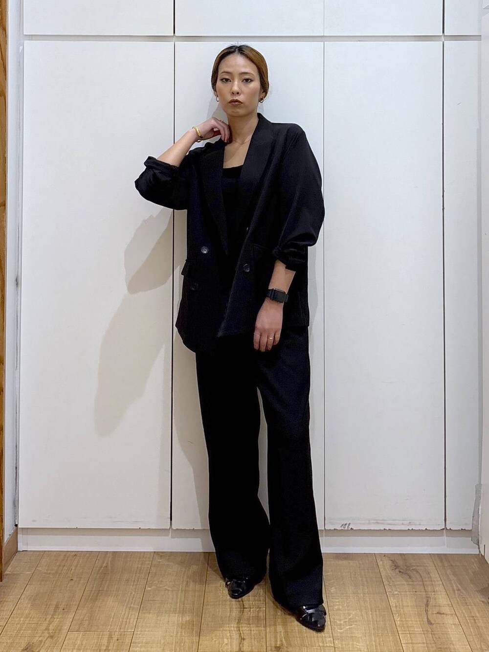 ブラック系のキャミソール、ブラック系のパンプス、ブラック系のその他パンツを着用したレディースの秋コーディネートの2枚目の写真