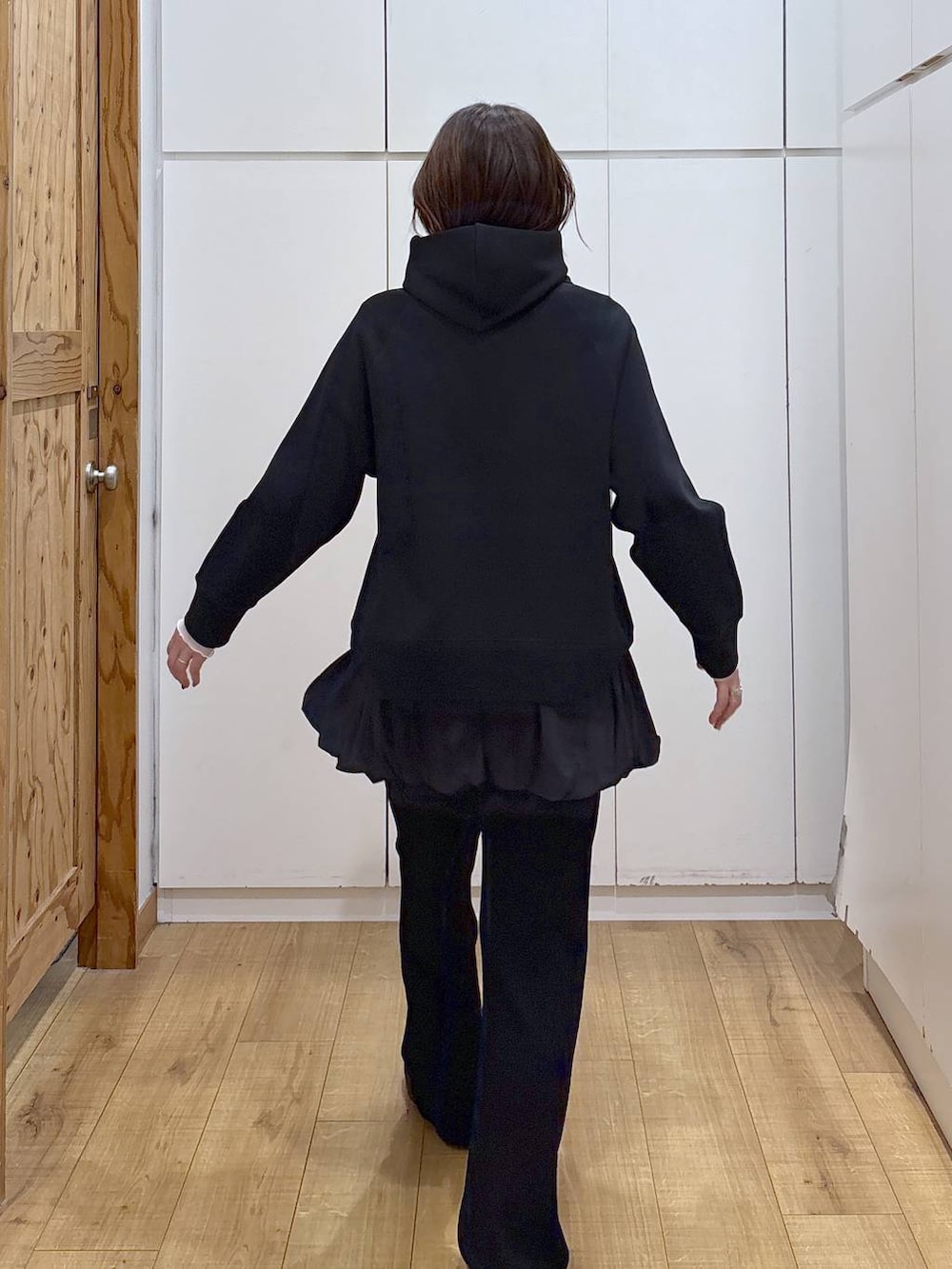 ブラック系のパーカー、ホワイト系のTシャツ/カットソー、ブラック系のその他パンツを着用したレディースの春コーディネートの7枚目の写真