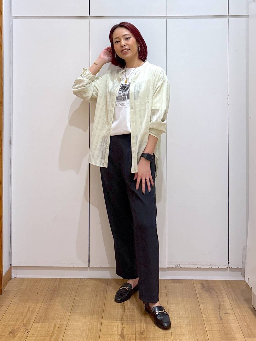 ブラック系のローファー、グリーン系のシャツ/ブラウス、ホワイト系のTシャツ/カットソーを着用したレディースの春コーディネートの4枚目の写真