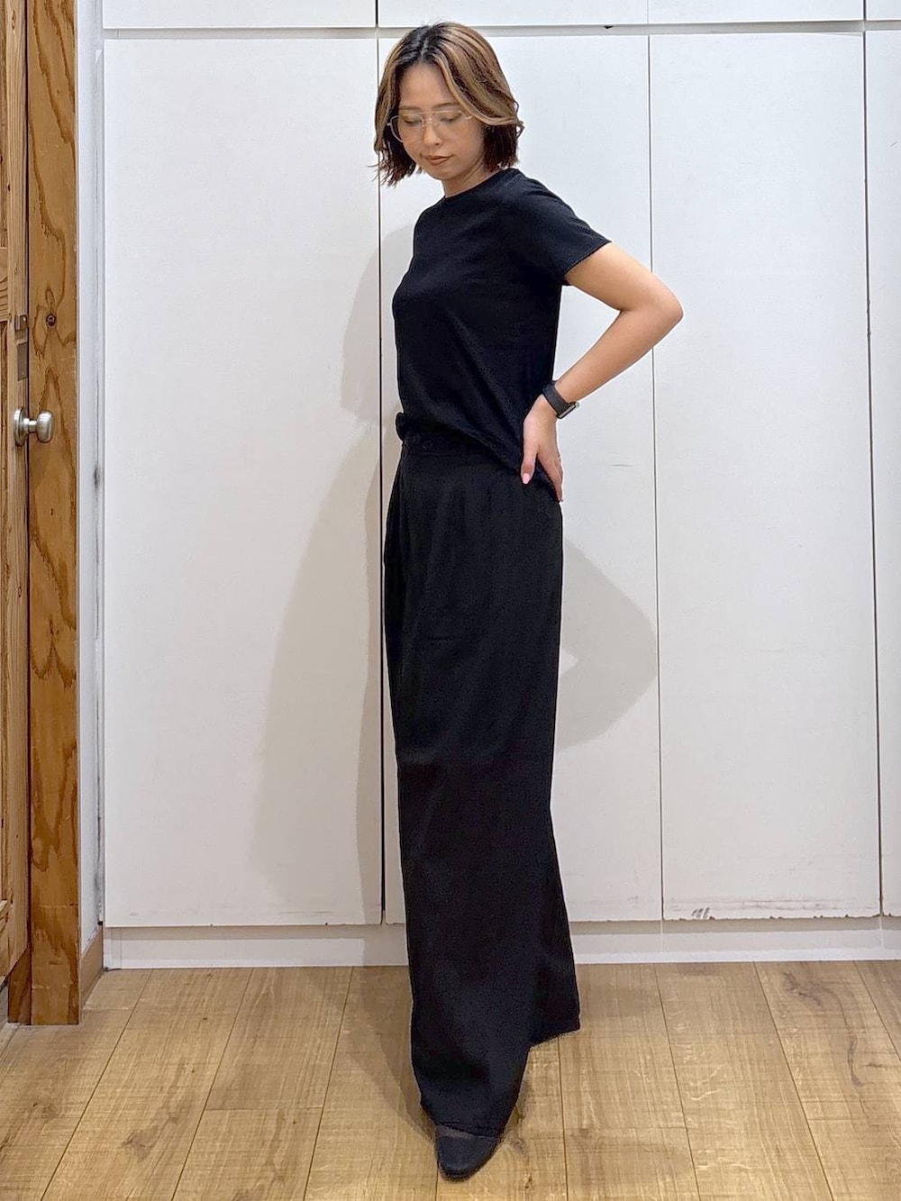 ブラック系のその他パンツ、ブラック系のTシャツ/カットソー、ブラック系のパンプスを着用したレディースの春コーディネートの3枚目の写真