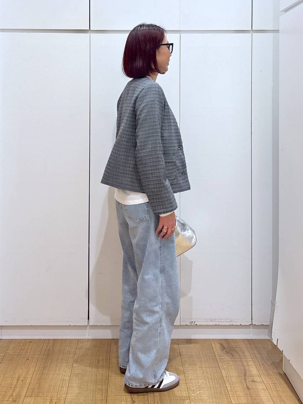 「体型カバー、高見え、高身長、ママコーデ、骨格ストレート、GLOBAL WORK、着痩せ・細見え」|「GLOBAL WORKのGOODデニムバギーパンツ/118365(デニムパンツ、ブルー系)」を使った、ココさん(レディース・165cm)の春コーディネートの4枚目の写真