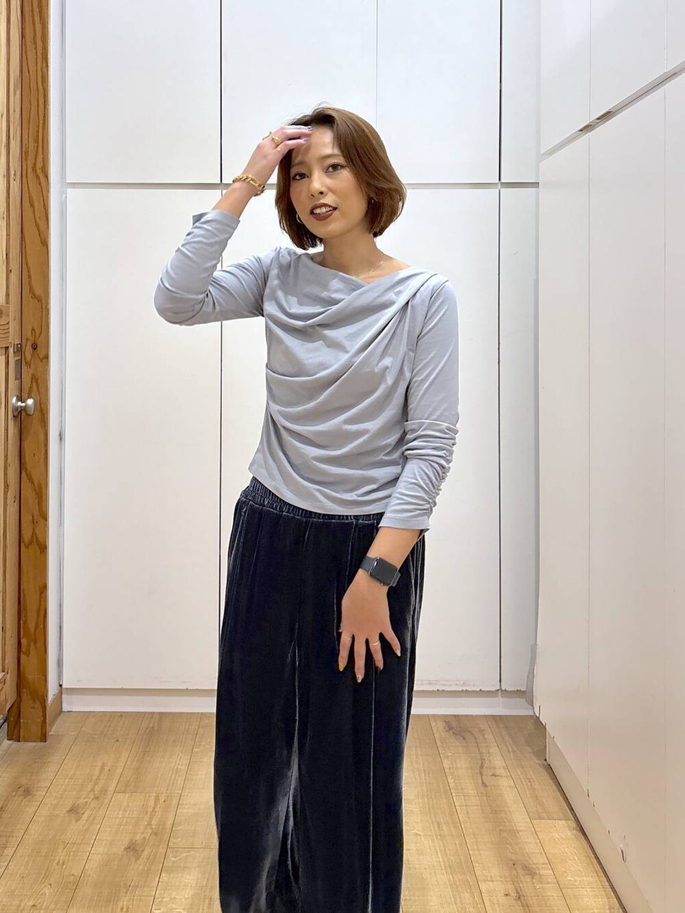 ブラック系のローファー、グレー系のTシャツ/カットソーを着用したレディースの秋コーディネートの3枚目の写真