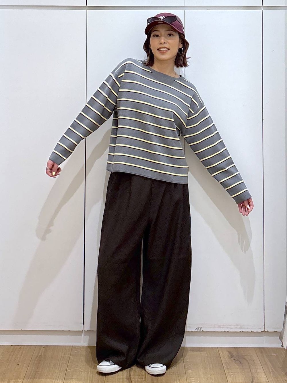 グレー系のニット/セーター、ブラウン系のその他パンツを着用したレディースの春コーディネートの2枚目の写真