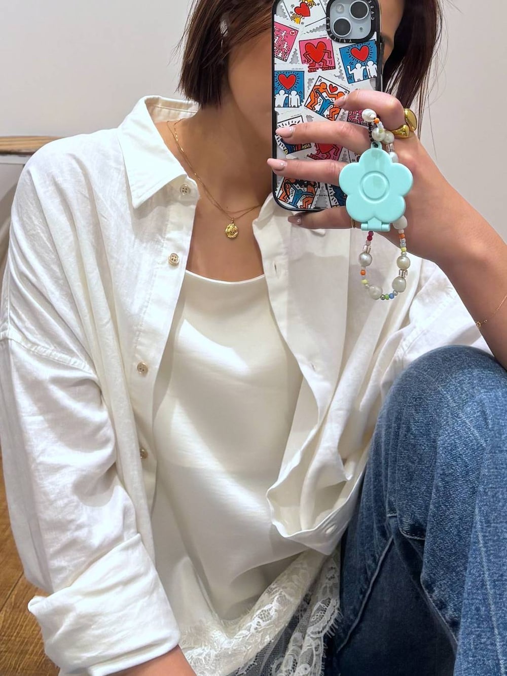 ホワイト系のシャツ/ブラウス、ホワイト系のキャミソール、ゴールド系のネックレスを着用したレディースの春コーディネートの2枚目の写真