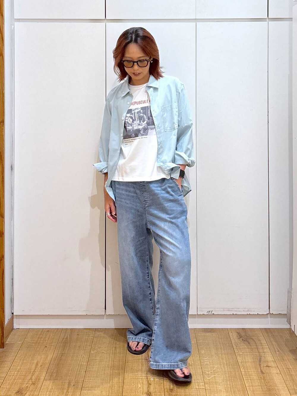 ホワイト系のTシャツ/カットソー、グリーン系のシャツ/ブラウス、ブラック系のサンダルを着用したレディースの夏コーディネートの2枚目の写真