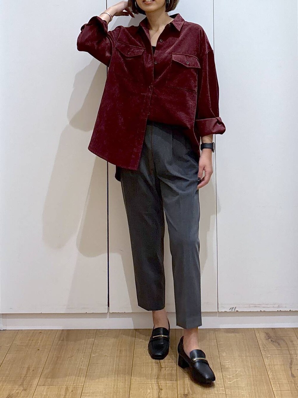 ブラック系のローファー、レッド系のシャツ/ブラウス、グレー系のその他パンツを着用したレディースの秋コーディネートの6枚目の写真